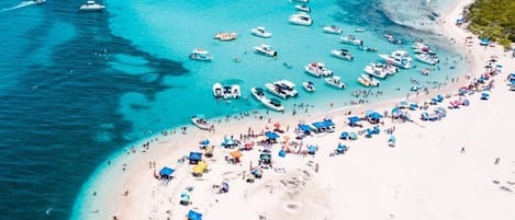 Beach nearby, sun-loungers, beach towels