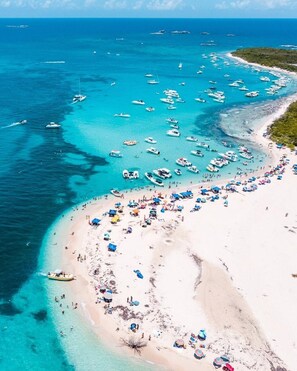 Beach nearby, sun loungers, beach towels