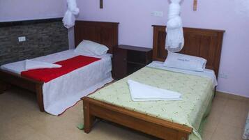 7 habitaciones, tabla de planchar con plancha, wifi y ropa de cama