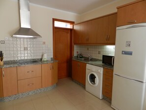 Frigorífico, microondas, placa de cocina y cafetera o tetera