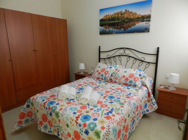 2 dormitorios, tabla de planchar con plancha, wifi gratis y ropa de cama