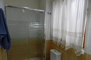 Regadera, secadora de cabello, bidet, toallas 