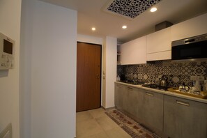 Kühlschrank, Mikrowelle, Ofen, Herdplatte