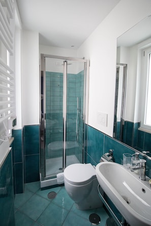 Douche, sèche-cheveux, bidet, serviettes fournies