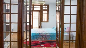 Una habitación con una cama, un escritorio y una ventana.