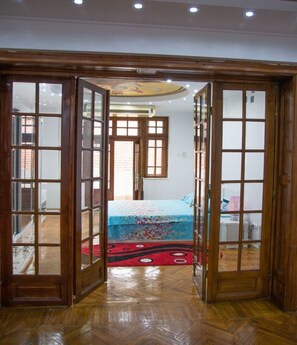 2 bedrooms, in-room safe, desk, iron/ironing board