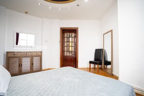 Room - Apartments Faryna is situated in the real heart of Bucharest  (Sector 1)