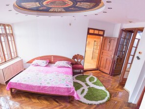 2 chambres, coffres-forts dans les chambres, bureau