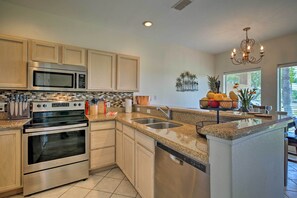 Fridge, microwave, stovetop, dishwasher - Condo on Golf Course - 10 Mi to South Padre Island (Laguna Vista)