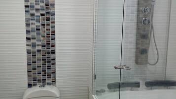 浴缸、吹风机、毛巾、卫生纸