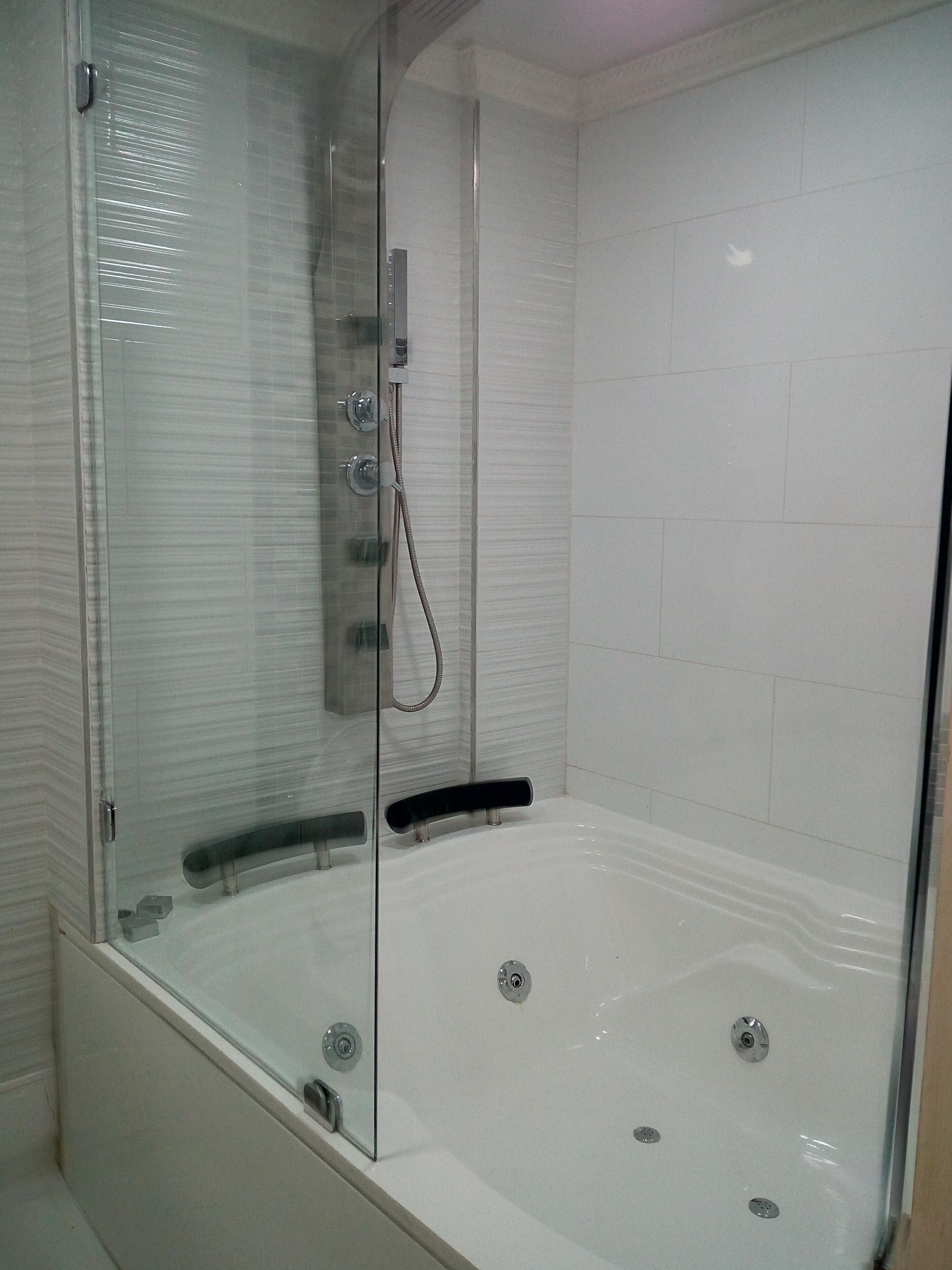 Bañera, secador de pelo, toallas, papel higiénico