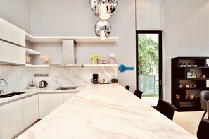 Fridge, microwave, oven, electric kettle - MITEC & MATRADE [6 pax] Mont Kiara Designer Suites (Kuala Lumpur)