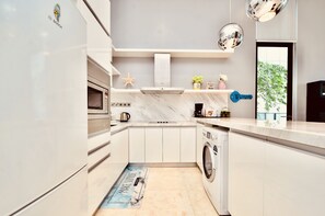 Fridge, microwave, oven, electric kettle - MITEC & MATRADE [6 pax] Mont Kiara Designer Suites (Kuala Lumpur)