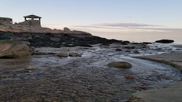 Beach nearby, sun loungers, beach towels