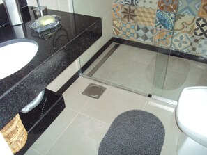 Shower, hair dryer, towels - Beautiful apartment in Ipanema fully equipped (Rio de Janeiro)