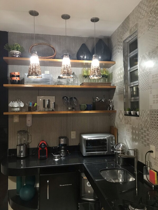 Fridge, oven, stovetop, coffee/tea maker