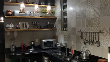 Geladeira, fogão, cooktop, cafeteira/chaleira
