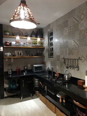Fridge, oven, stovetop, coffee/tea maker - Beautiful apartment in Ipanema fully equipped (Rio de Janeiro)