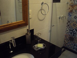 Dusche, Haartrockner, Handtücher