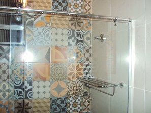 Een douche, een haardroger, handdoeken