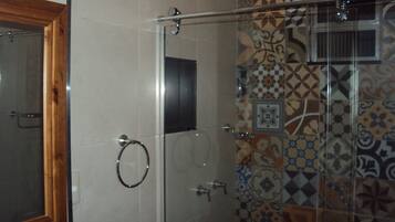 Chuveiro, secador de cabelo, toalhas de banho