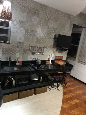 Kühlschrank, Ofen, Herdplatte, Wasserkocher mit Kaffee-/Teezubehör