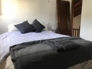 3 habitaciones, tabla de planchar con plancha, wifi y ropa de cama 