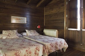 1 habitación, tabla de planchar con plancha y cuna de viaje