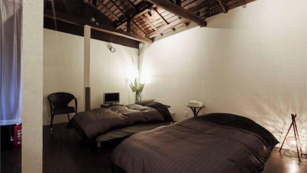 A bedroom with two beds, a desk, a chair, and a small table. - Tokyo Yanaka/Sento/10 people can stay (Taitouku)
