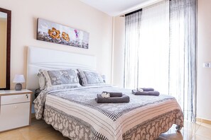 4 makuuhuonetta, tallelokero huoneessa, silitysrauta/-lauta