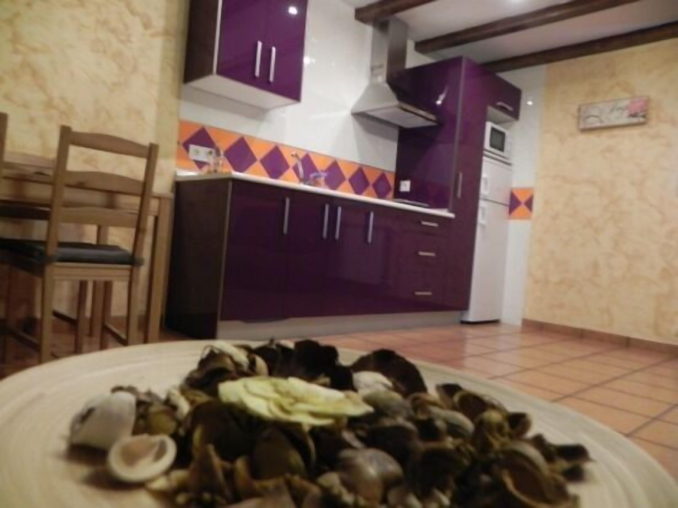 Refrigerador, microondas, utensilios de cocina y comedor 