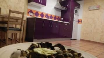 Refrigerador, microondas, utensilios de cocina y comedor