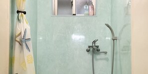 Shower, pengering rambut, toilet dengan bidet elektronik, dan sabun