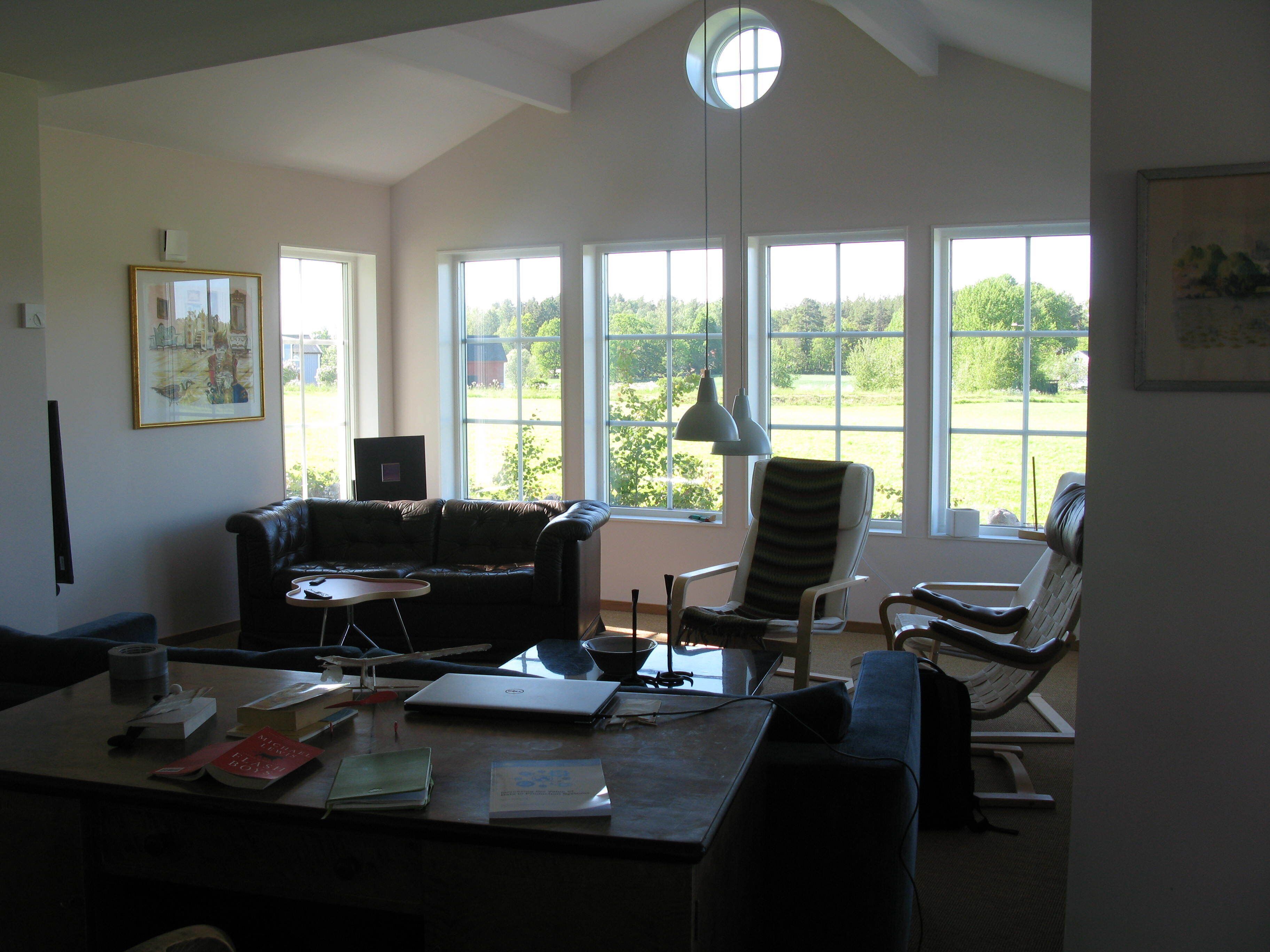 Smart-tv, böcker och en stereo