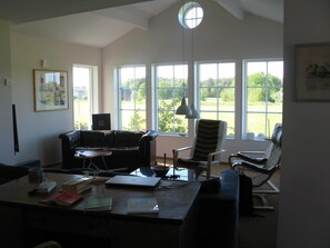 TV connectée, livres, chaîne hi-fi