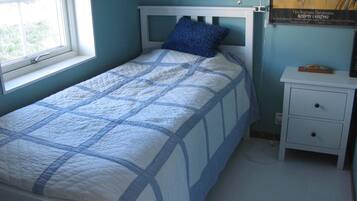 3 bedrooms, desk, iron/ironing board, free WiFi