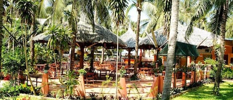 Breakfast, lunch, dinner served; local and international cuisine