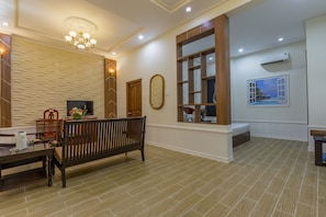 Suite, Garden View | Living area | Flat-screen TV