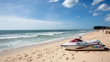 En privat strand, hvidt sand