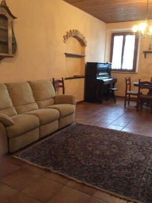 TV, fireplace, books - Venetian mansion house with garden, positioned in the center of the village  (Martignacco)