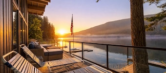 Seehütte mit Whirlpool und eigenem Dock am Wenatchee-See