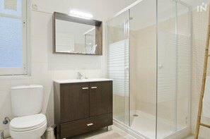 Handtücher, Shampoo, Toilettenpapier