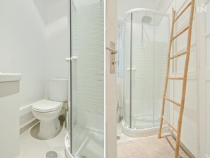 Towels, shampoo, toilet paper