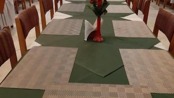 Frühstück und Abendessen, lokale Küche