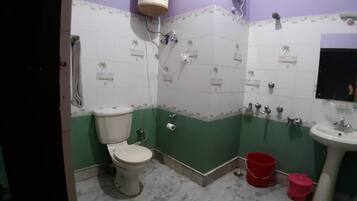 Ducha, artículos de tocador gratuitos, bidet, toallas