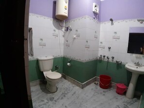 Douche, articles de toilette (gratuits), bidet, serviettes fournies