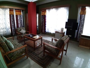 Suite clásica | Área de sala de estar | Televisión LED