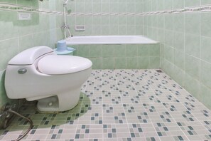 Habitación Confort con 2 camas individuales | Baño | Regadera, jabón, shampoo 