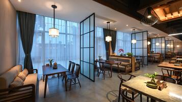 Daily buffet breakfast (CNY 38 per person)