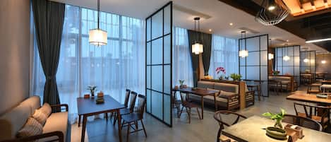 Daily buffet breakfast (CNY 38 per person)